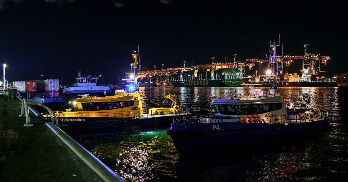 Brandweer blust brand in stuurhut binnenvaartschip met blusboot van Havenbedrijf