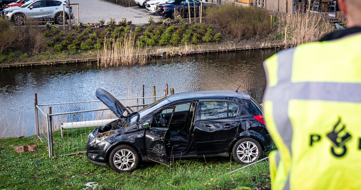 Auto stort van een dijk in Rhoon: bestuurder blijft ongedeerd
