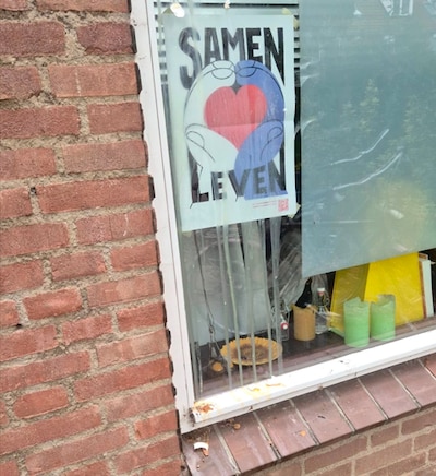 Eieren gegooid tegen raam met ‘Samen Leven’-poster van Marieke: ‘Dit voelt intimiderend’