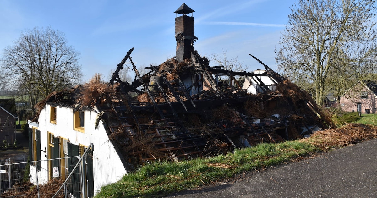 Brand legt woning met rieten kap in Zuilichem volledig in de as