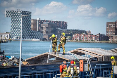 Brandweer blust brand in duwbak op Brielselaan in Rotterdam