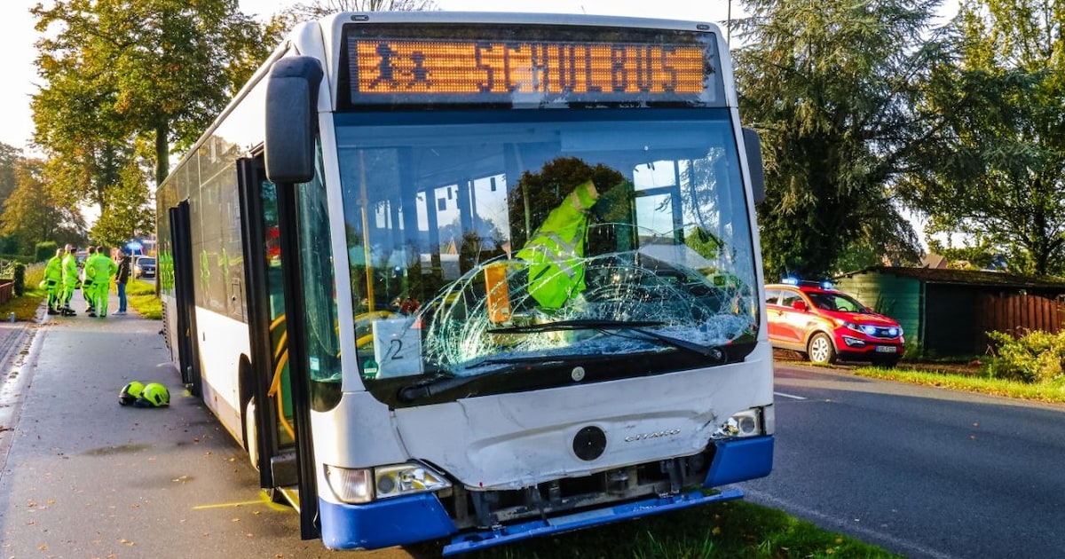 Schoolbus crasht vlak over grens Enschede: zwaargewonden