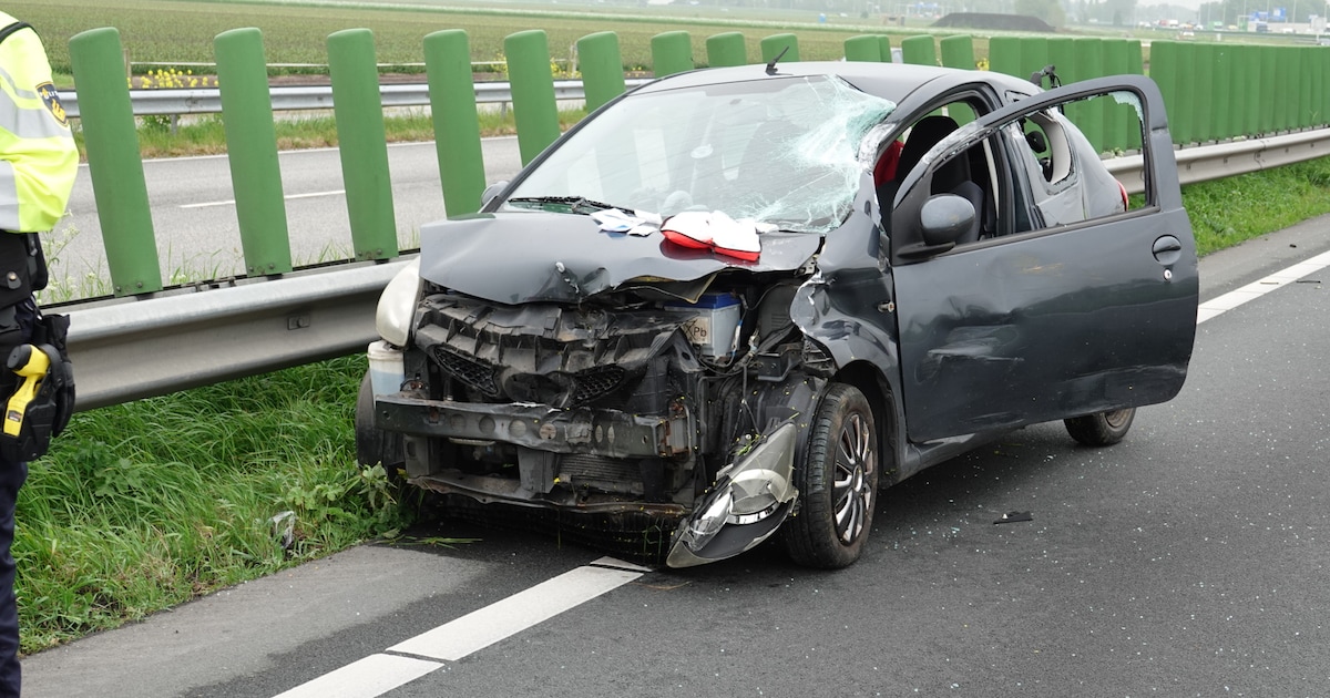 Auto botst hard achterop vrachtwagen op N242 in Alkmaar: bestuurder gewond