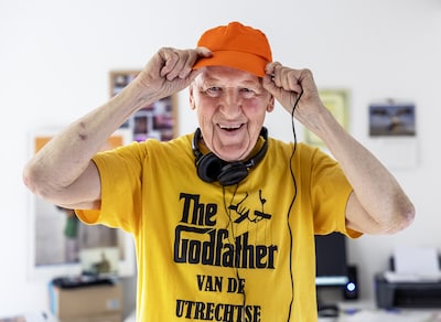 Voor een kop kaneelthee en een platenbon draait Jan (73) al een halve eeuw platen: ‘Rock ‘n roll nev