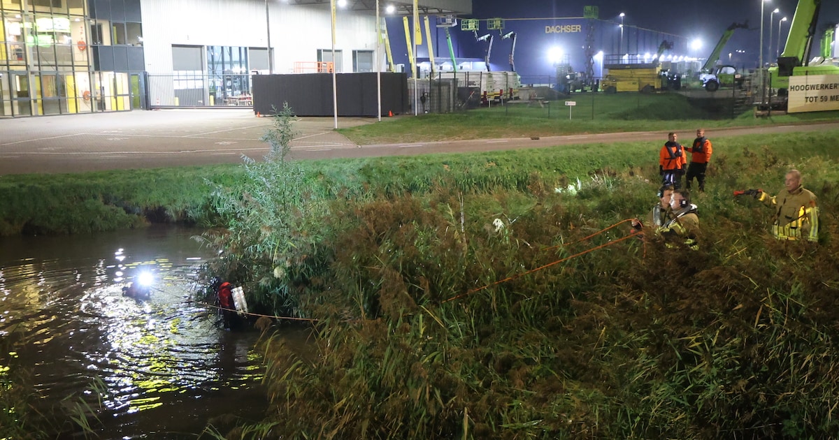 Man springt na ruzie op A12 in plas ter hoogte van Waddinxveen en houdt hulpdiensten lange tijd bezi