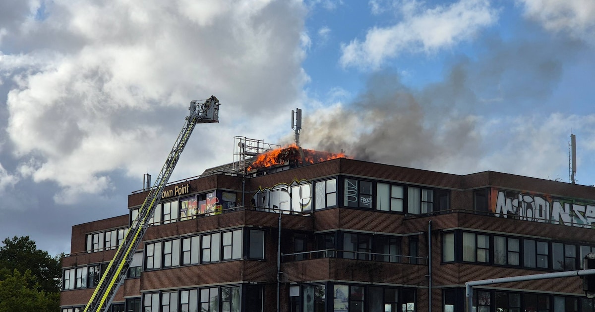 Vlammen slaan uit bovenste verdieping van pand in Almere Haven