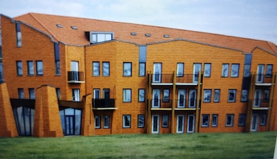 Gemeentehuis in Maurik over anderhalf jaar verbouwd tot 77 appartementen, allemaal mét balkon