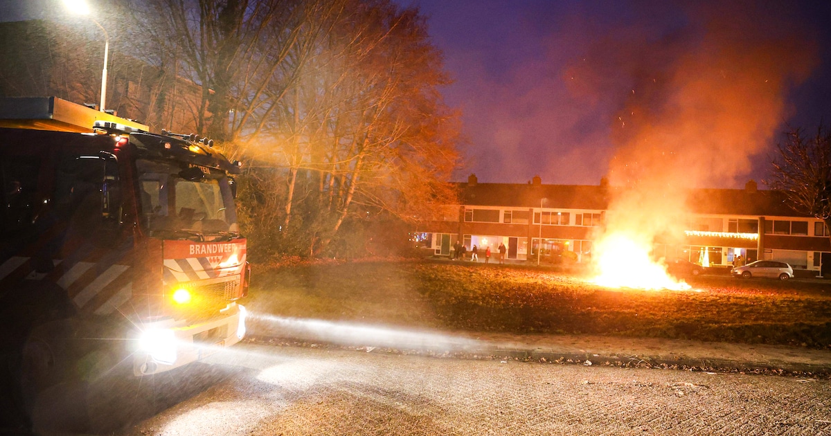 Hoge vlammen bij buitenbrand in Drachten
