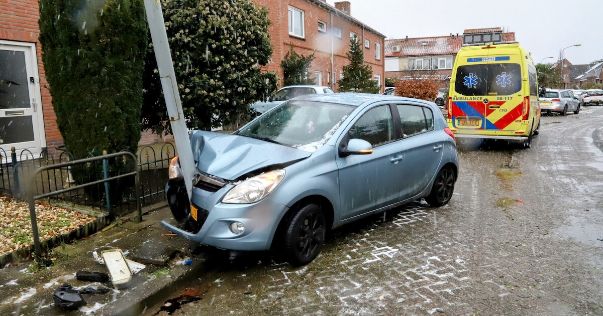 Automobilist botst tegen lantaarnpaal op de Tuinweg in Wadenoijen