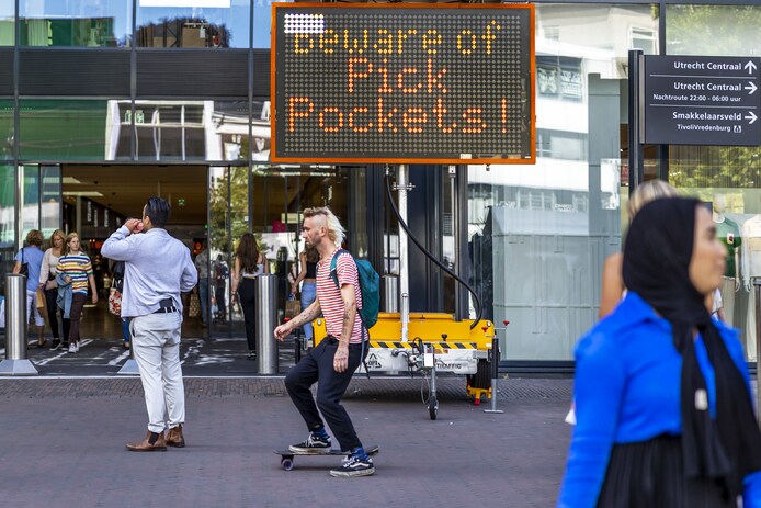 Zakkenrollers in Utrecht gaan gericht te werk: vooral jonge vrouwelijke ...
