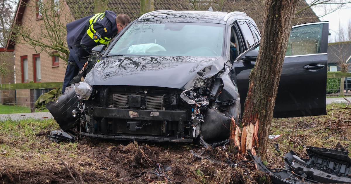 Bestuurder raakt van de weg in Polsbroek en botst tegen boom: beide inzittenden gewond