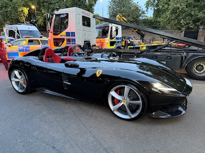 ‘Beste dag uit zijn carrière’: Londense agent rijdt zeldzame Ferrari van 4,2 miljoen euro zelf naar het depot