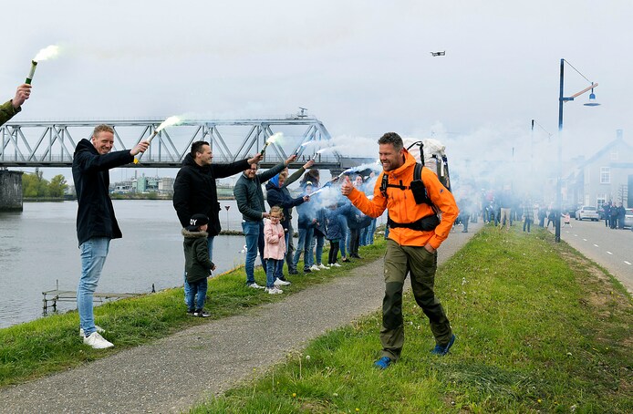Vrienden en familie zwaaien Tom Boerman uit bij vertrek ...