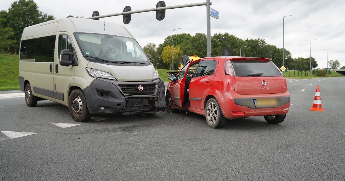 Botsing tussen een bestelbus en een auto in Deventer midden op kruispunt