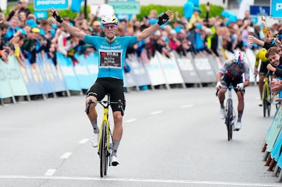 Hattrick compleet voor Wout van Aert, die ook koninginnenrit in Denemarken wint