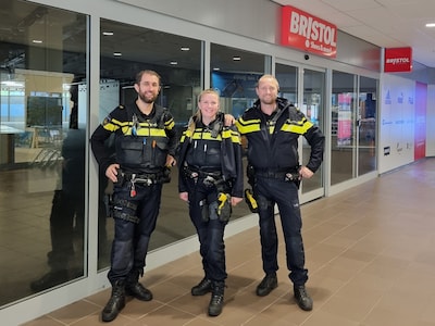 Wijkagenten Zwolle hebben nieuwe plek voor pop-upbureau: ‘Altijd reuring’