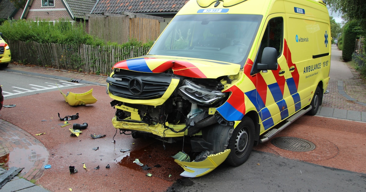 Ambulance en auto botsen hard in Sint Pancras