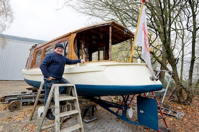 Honderd jaar oude salonboot gered van sloop door hobbyisten: ‘We hebben allemaal gouden handjes’
