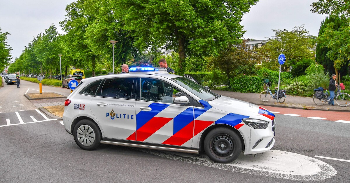 Auto botst tegen fietser aan op de Verlengde Schrans in Leeuwarden