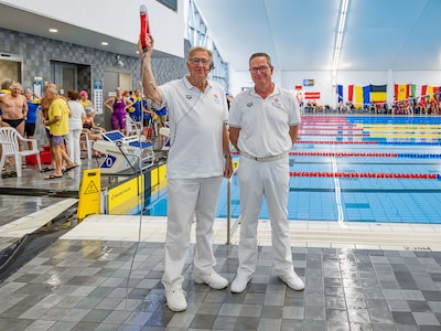 Henk (83) krijgt zeldzame eer na 60 jaar in de zwemsport: ‘De beste starter die we ooit hebben gehad