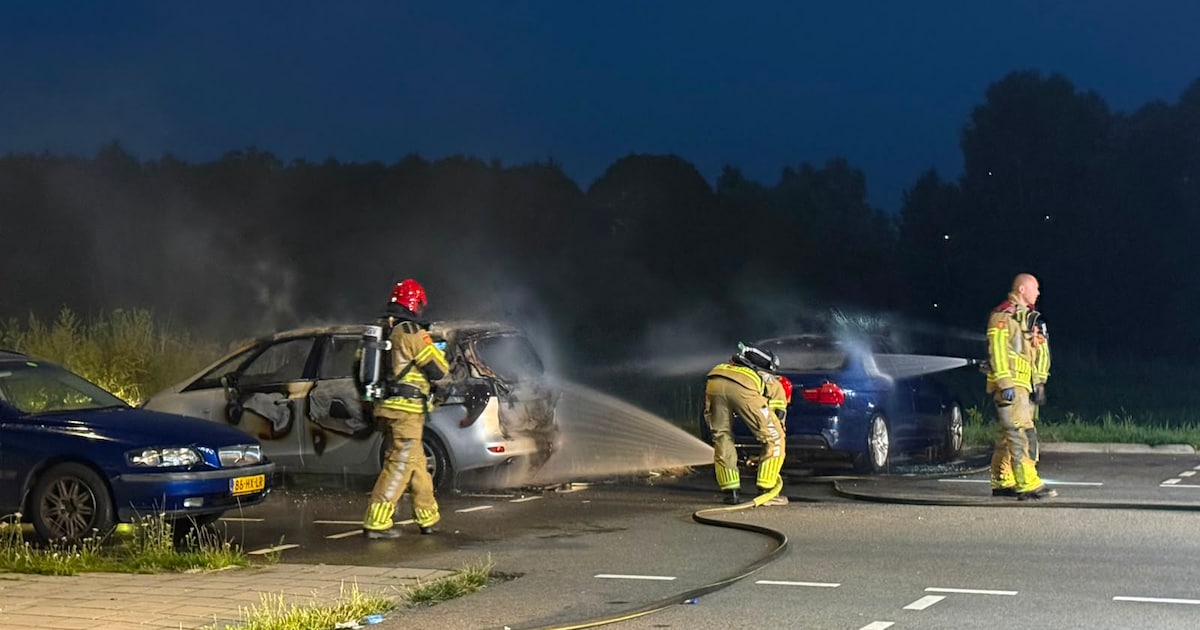 Twee wagens vliegen in brand op carpoolplaats langs A6 bij Almere Buiten