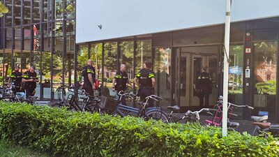 Politie met kogelvrije vesten naar Leerpark, maar mogelijk wapen bij school blijkt waterpistool