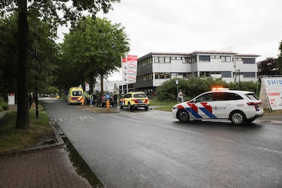 Fietser naar ziekenhuis na aanrijding met auto in Apeldoorn
