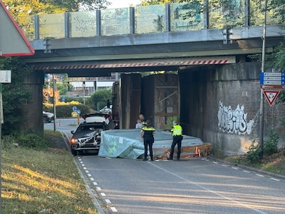 Vrachtwagen ramt viaduct in Holten, lading valt op passerende auto