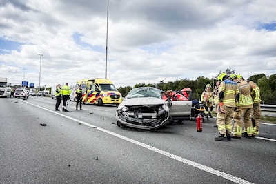 Meerdere voertuigen in botsing op de A50 bij Arnhem: snelweg afgesloten