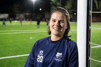 Isa (24) is één van de drie vrouwen in Nederland die in een mannenteam speelt: ‘Ik wil niet dat ze m