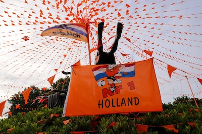 ‘Oase van oranje vlaggetjes’ hangt er weer: de Oranjerotonde in Apeldoorn is klaar voor het WK