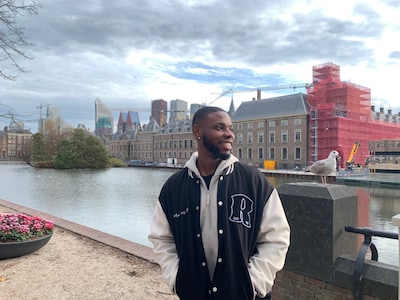 Terkuma leert de Nederlandse taal door zijn populaire instavideo's: 'Die harde 'G' is knap lastig'