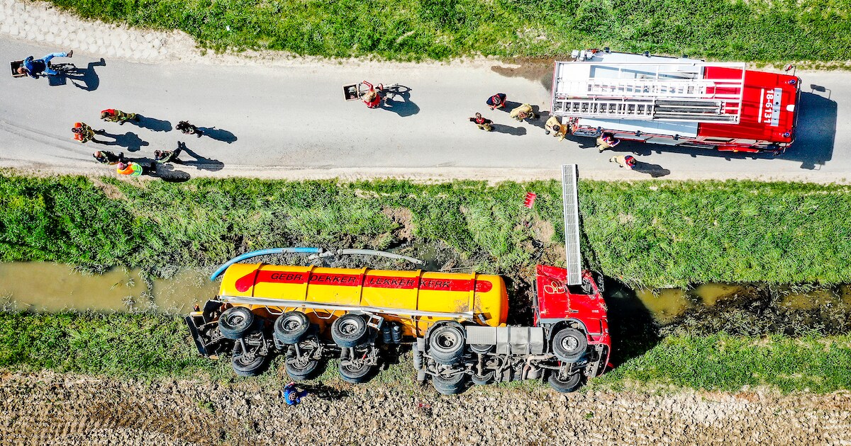 Vrachtwagen vol met mest in de sloot op de Kromme Elleboog in Maasdam