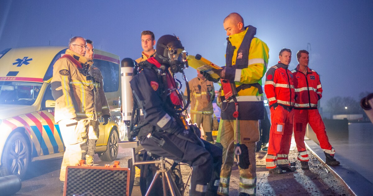 Omstanders redden vrouw uit het water in Amstelhoek