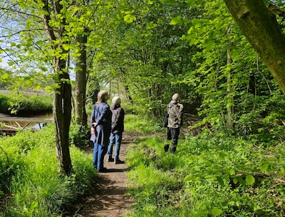 Natuurgidsen nemen wandelaars mee door de Collse Zeggen bij Eindhoven
