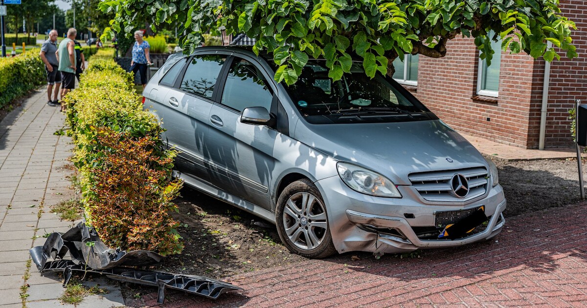 Auto belandt in tuin na ongeval in Kootstertille