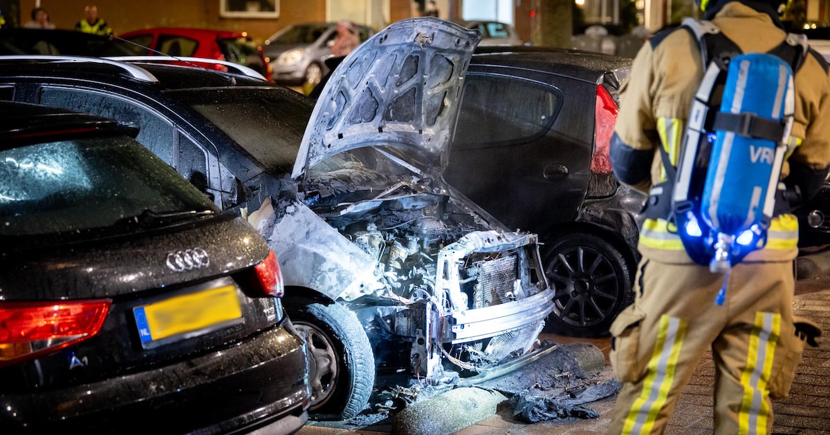 Auto zwaar beschadigd door brand in Haarlem, politie zoekt naar mogelijke verdachte