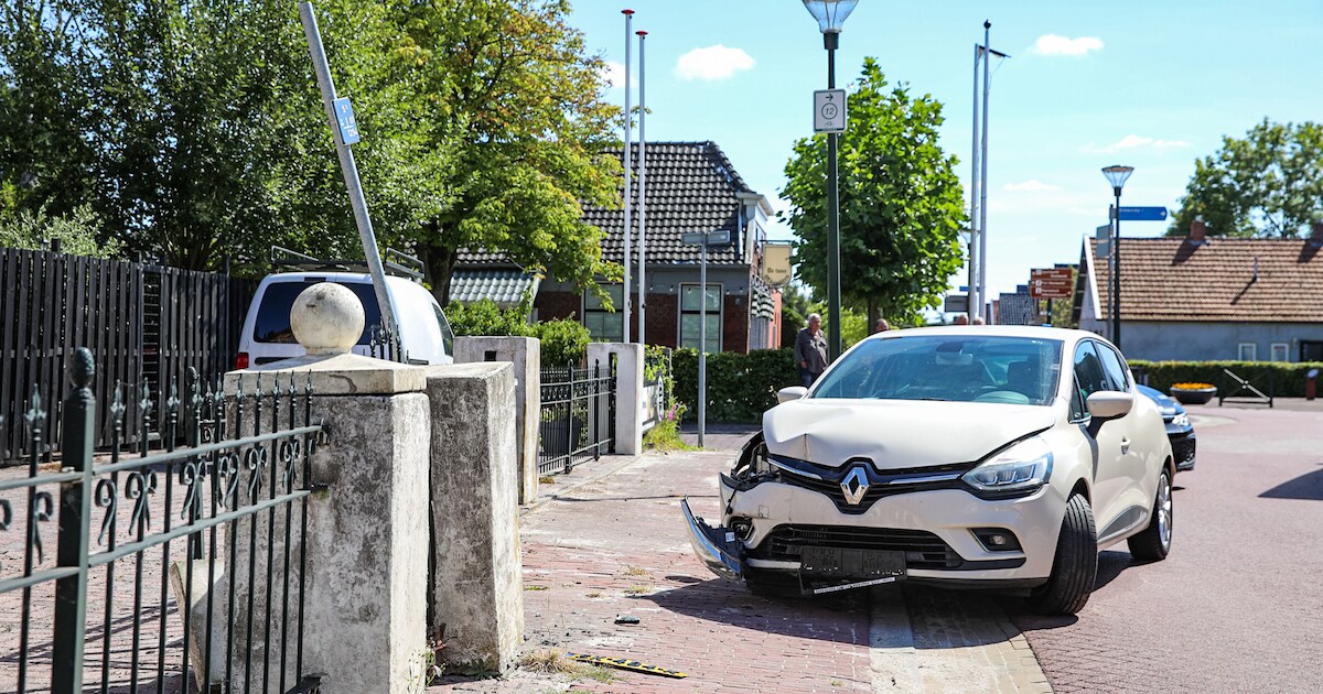 Automobilist botst tegen betonnen paal op Hoofdstraat in Oostwold