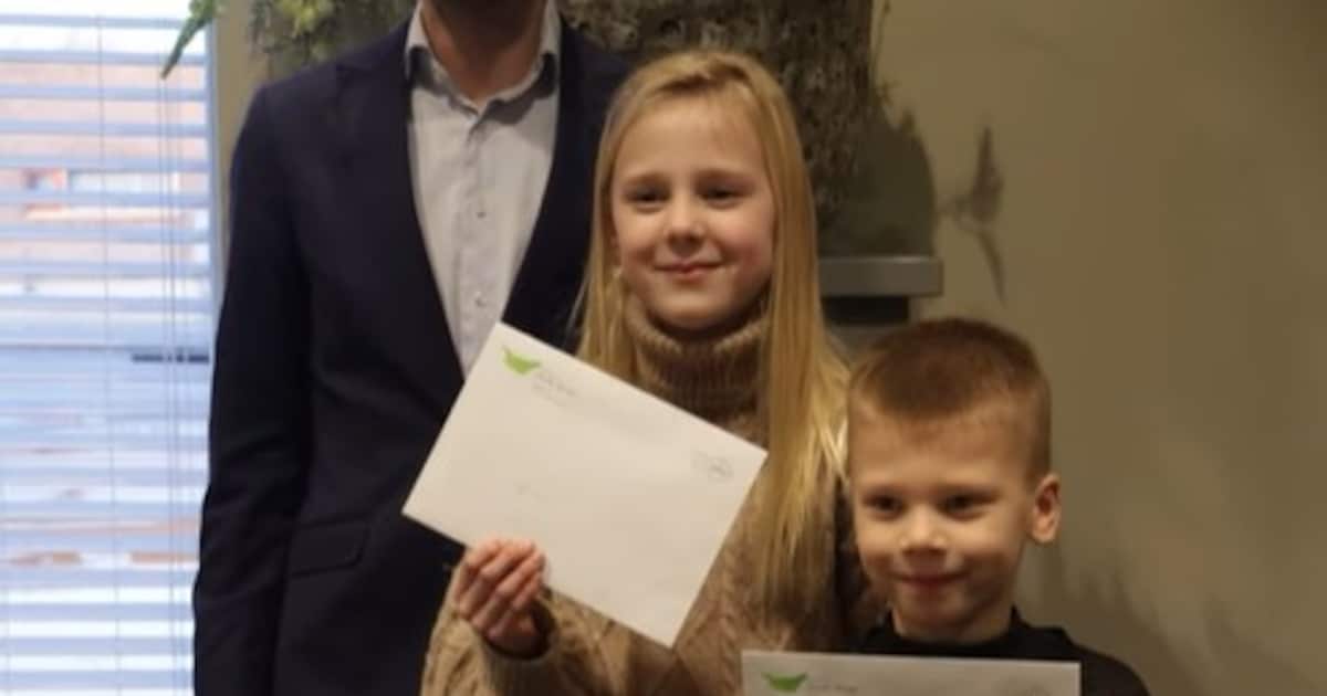 Nathalie Blokland haalt bijna zeshonderd kerstbomen op bij inzamelingsactie van gemeente Stede Broec