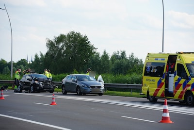 Gewonde bij ongeluk met drie auto’s op N261 bij Waalwijk, twee rijstroken dicht