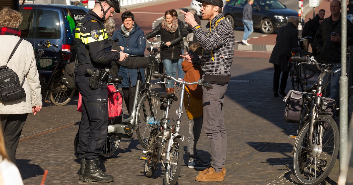 Politie en gemeente controleren fietsen in Purmerend, 110 boetes uitgedeeld