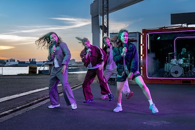 Van badeendjes tot airbags: muziektheater tussen de containers over het gesleep met spullen