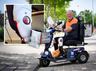 Postbezorger Adriaan op scootmobiel trekt aandacht: ‘Ze stoppen hun auto om een foto te maken’