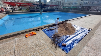 Fris gerestaureerde AKU-fontein in Arnhem is lek; water loopt langzaam weg