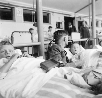 Eigen braaksel eten, urenlang onder wollen dekens in de brandende zon: leed sanatoriumkinderen blijkt onbekend
