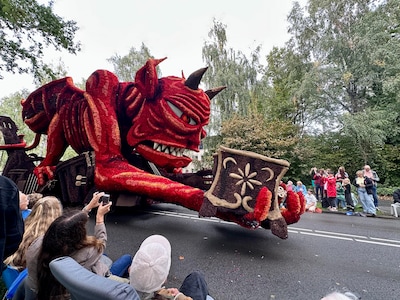 LIVE Bloemencorso Lichtenvoorde | Zon na miezerige start • Gestrande wagen rijdt áchteruit toch mee 