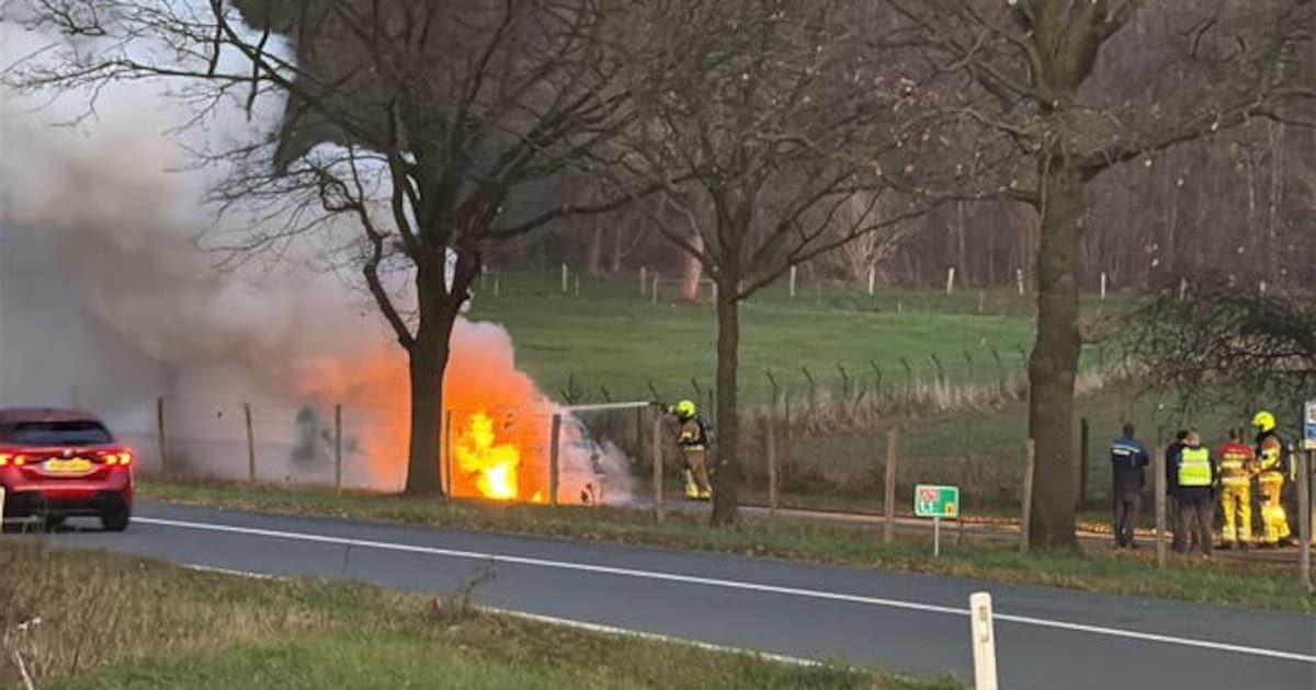Auto brandt volledig uit in Maastricht