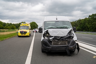 Bestelbus botst achterop vrachtwagen op A1 bij Bathmen, rijstrook lang dicht