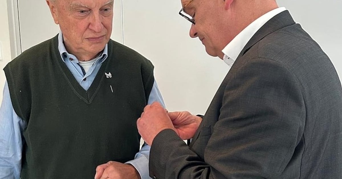 Huisarts Roeland van Velzen ontvangt Zilveren Speld in Leiderdorp