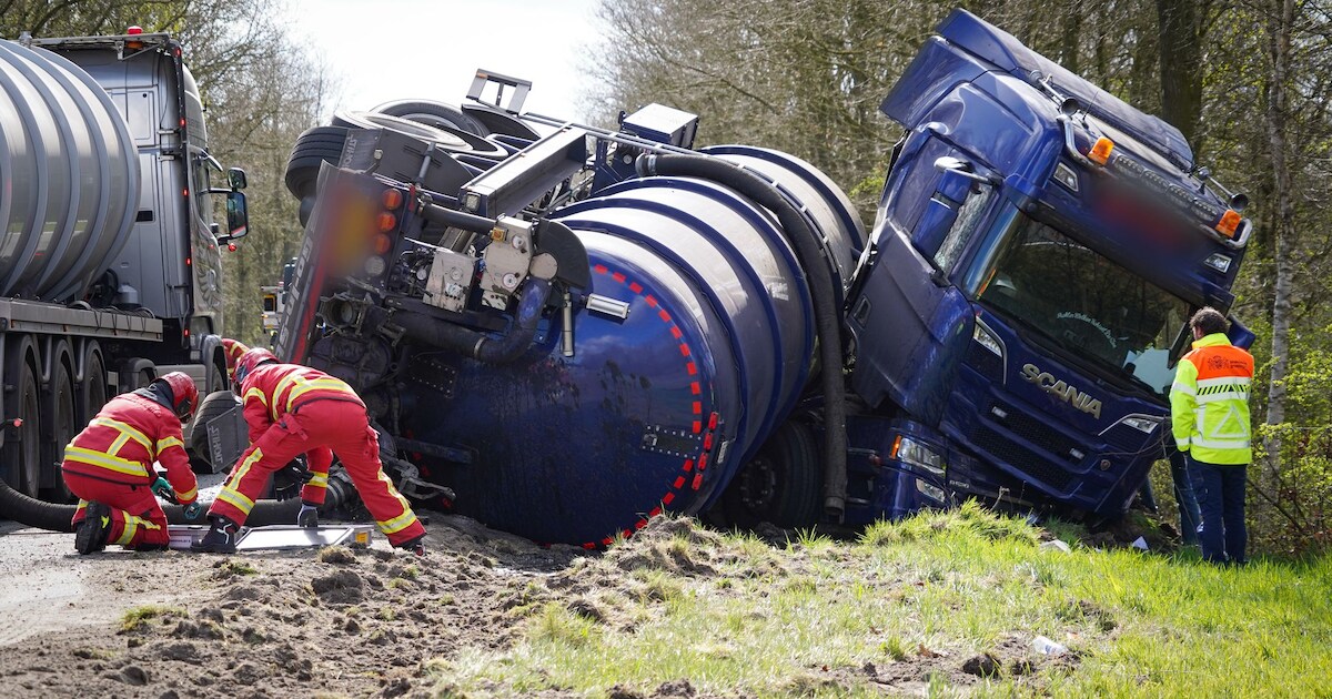 Mesttrailer gekanteld op N387 in Schildwolde | 112 nieuws Midden-Groningen